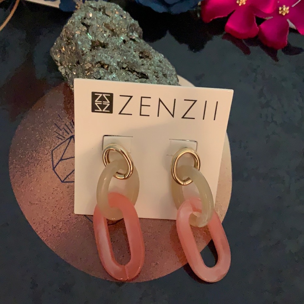 Drop earrings in matte gold with coral